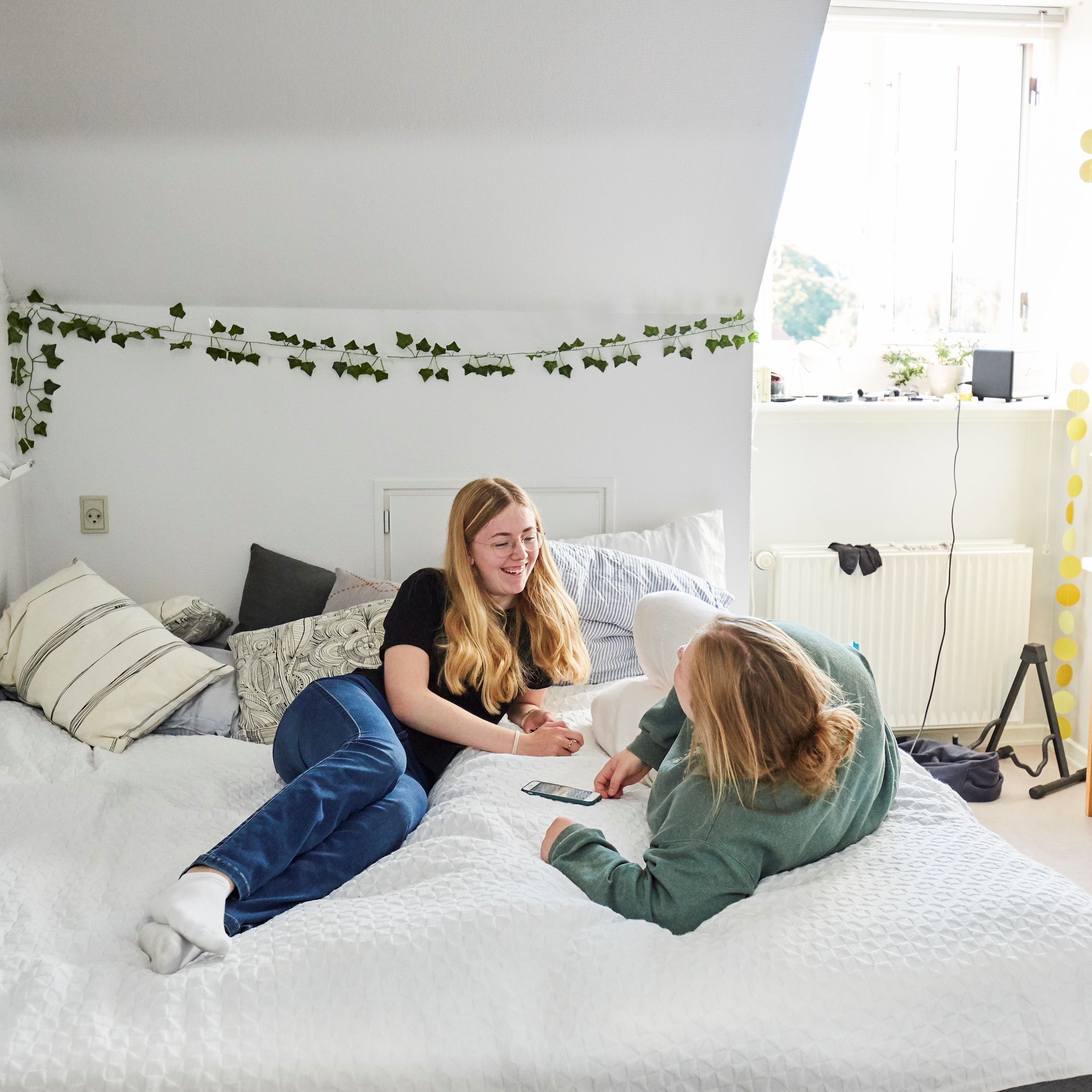 Piger på seng. Foto: Trine Bukh