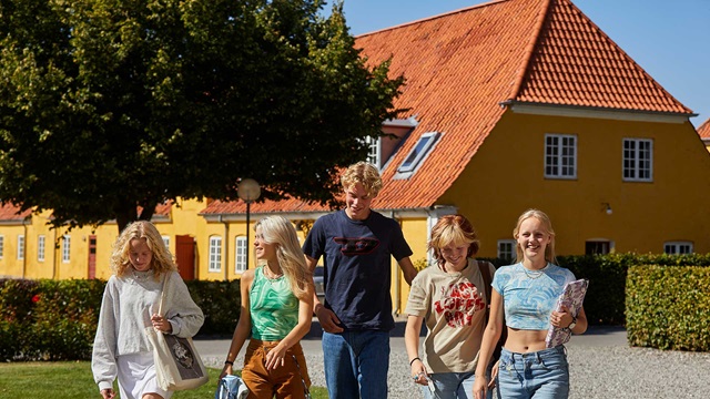 Unge mennesker foran efterskole. Foto: Trine Bukh